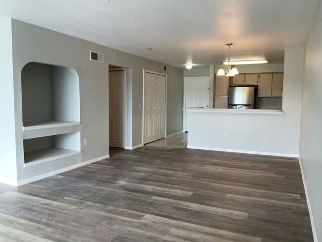 Building Photo - Available now!  Gated Community in Hunters...