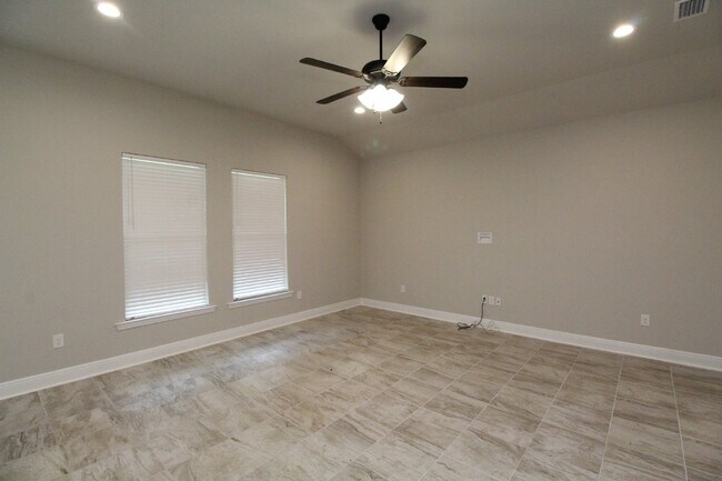 Foto del edificio - Spacious 3BR/2BA Home Near Navy Federal HQ with Split Floor Plan, High Ceilings & 2-Car Garage