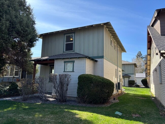 Building Photo - 437 NE Irving Ave