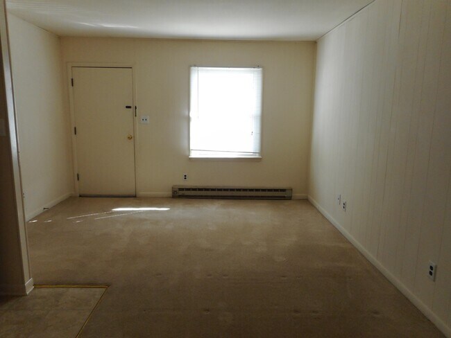 Building Photo - 301 Strawberry Ln