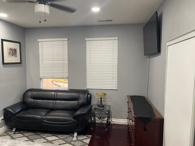 Foto del edificio - 16868 Ridge Cliff Dr
