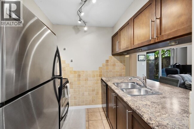 Photo du bâtiment - 2021 Central Ave