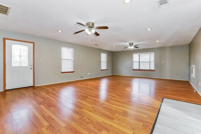 Foto del edificio - 511 Sanders Ln
