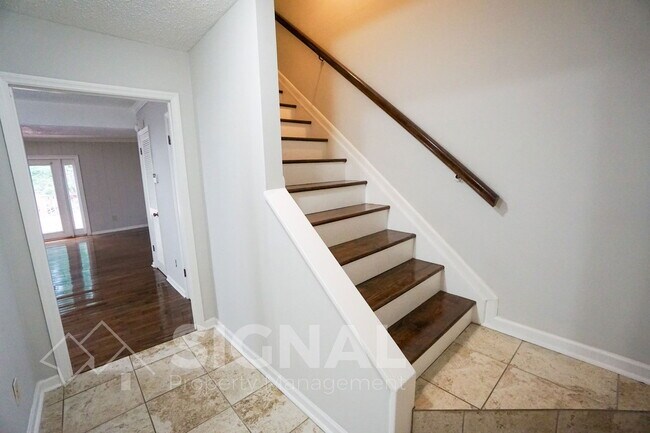 Foto del edificio - 302 Old Rocky Ridge Ln