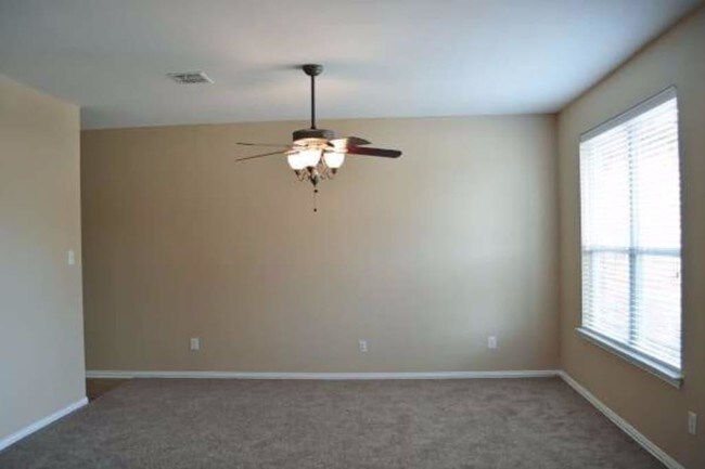 Building Photo - 621 Saddle Ridge Tr