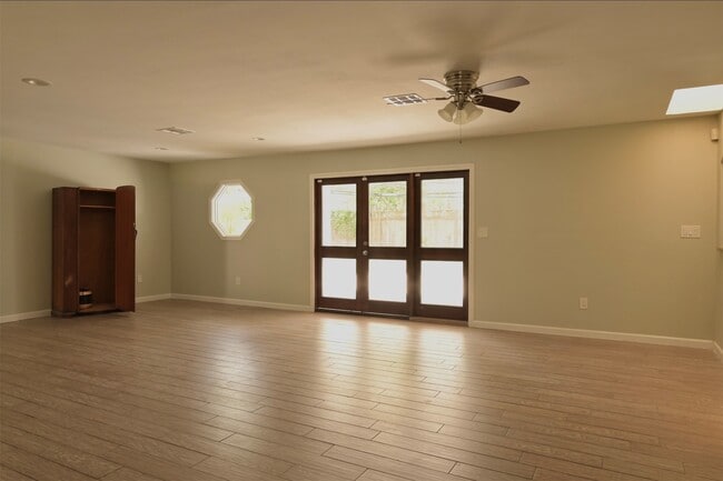 Building Photo - 9810 Cliffwood Dr