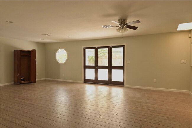 Foto del edificio - 9810 Cliffwood Dr
