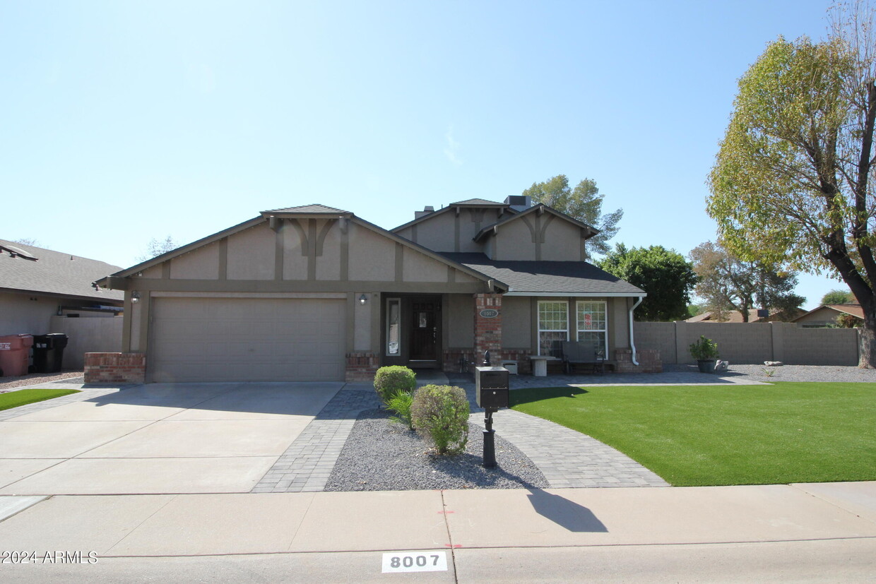 Foto principal - 8007 E Tuckey Ln