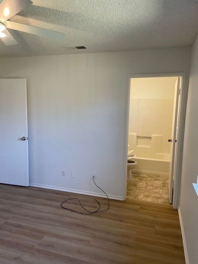 Building Photo - Cozy 3 Bedroom House for Rent (Available 6.10.26)