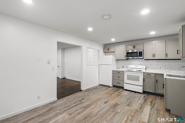 Building Photo - 21 N Spring St