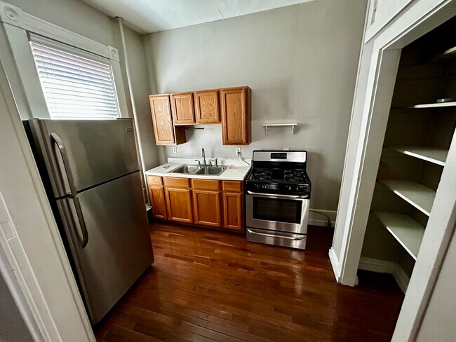 Foto del edificio - 3704 Eastern Ave