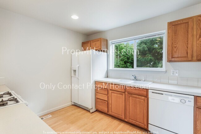 Foto del edificio - Portsmouth Three Bedroom Townhome w/ AC!