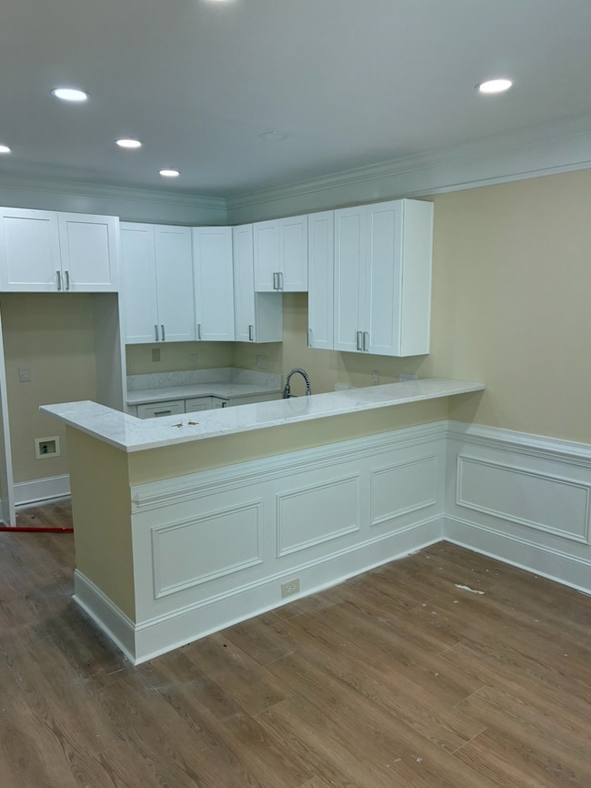 Building Photo - Room in Townhome on Windermere Dr