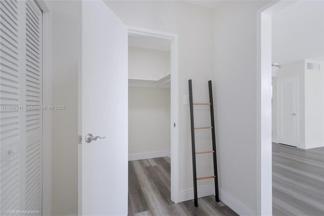 Building Photo - 1000 West Ave