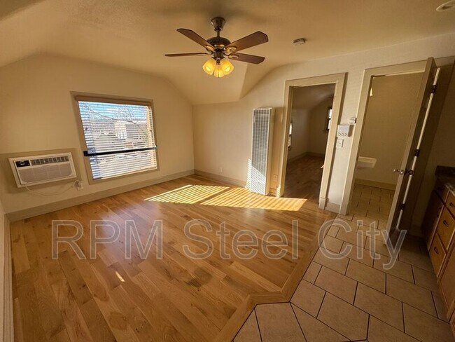 Foto del edificio - 902 W 11th St