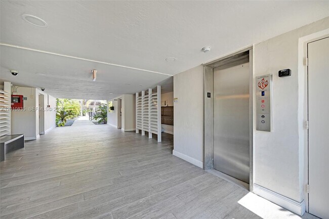 Foto del edificio - 7483 SW 82nd St