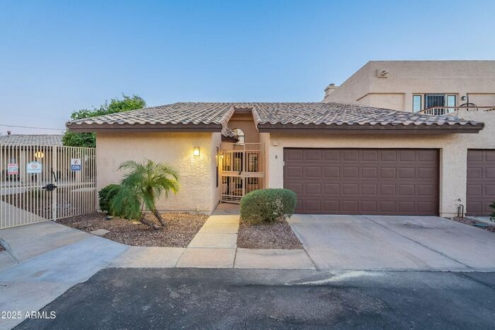 Primary Photo - 3-bedroom townhome in great central Phoeni...