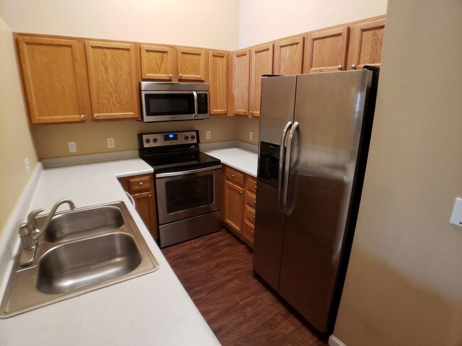 Building Photo - Open Condo in Stone Canyon