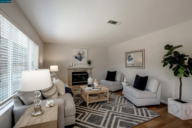 Foto del edificio - 592 Ross Cir