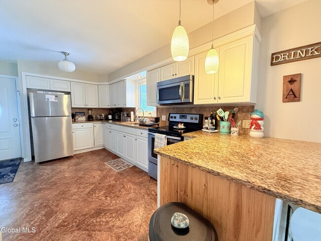 Foto del edificio - 23 Hillcrest Dr