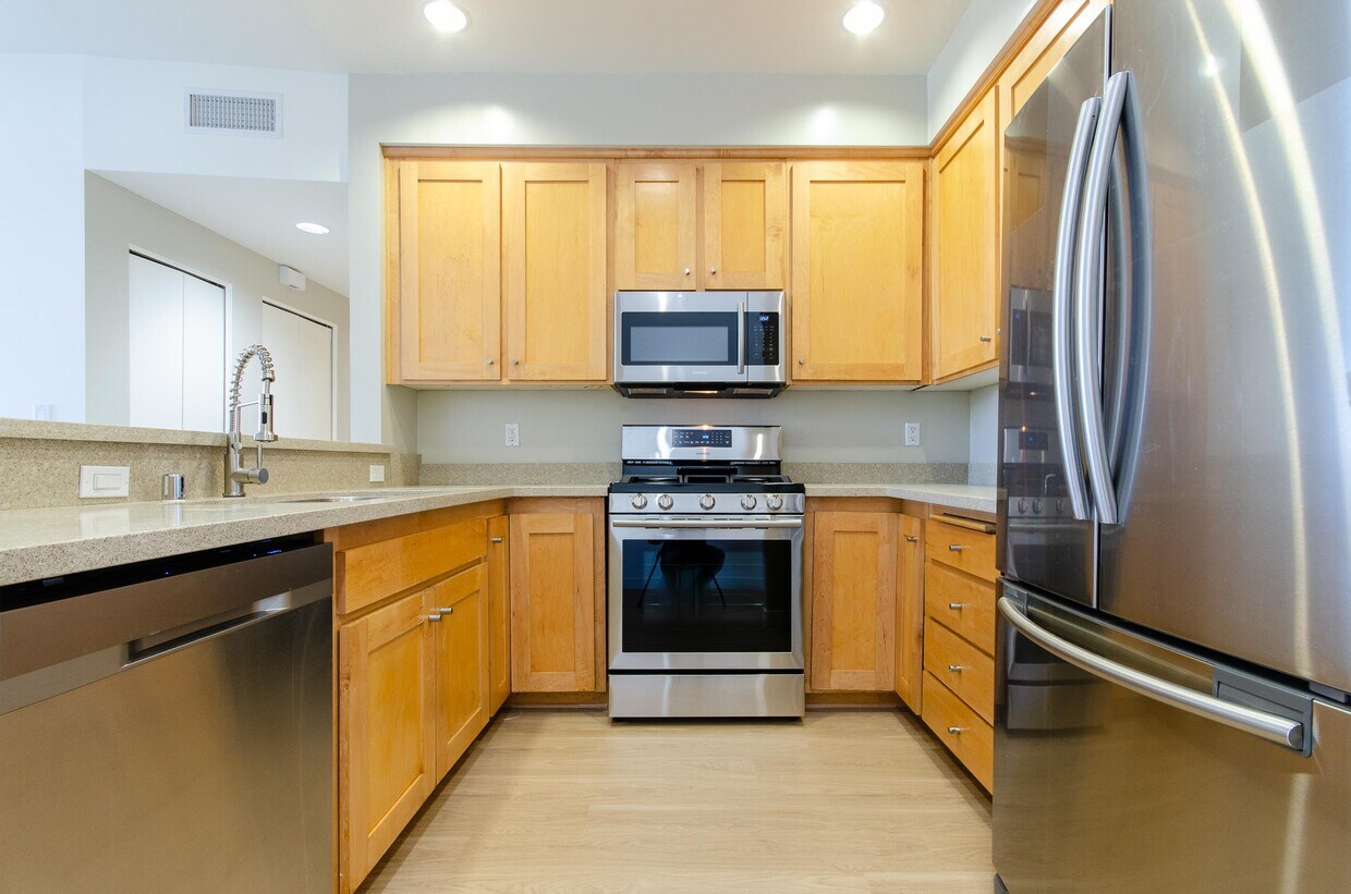 Foto principal - 6931 Kittyhawk Ave