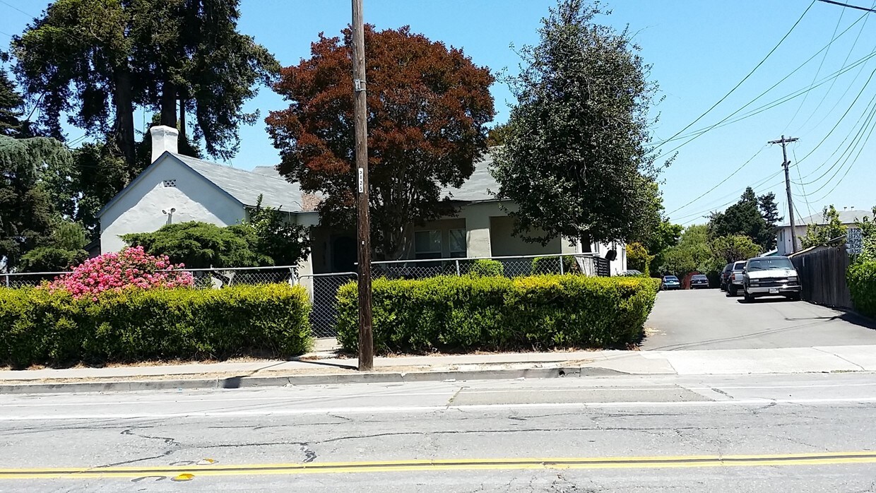 Primary Photo - 18750-18758 Meekland Ave
