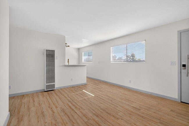 Building Photo - 921 Alamitos Ave