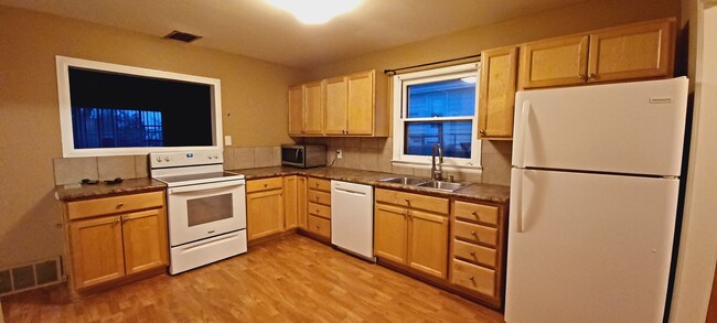 Foto del edificio - Charming updated 2-bed, 1-bath, 1-car gara...