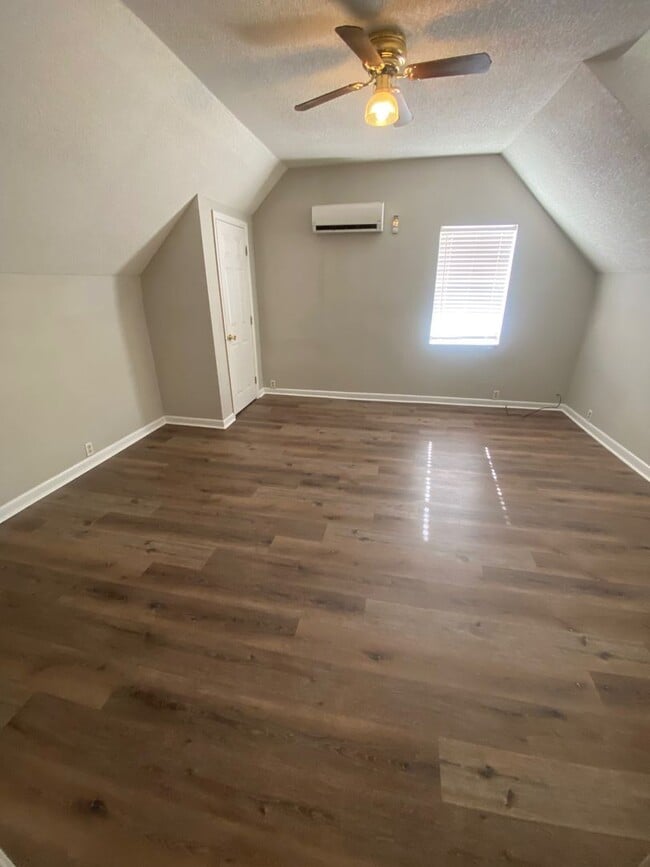 Building Photo - College- 204