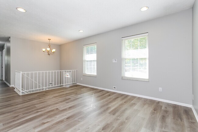 Building Photo - Beautiful 3 Bedroom Bi-Level Home