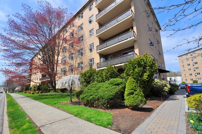 Building Photo - 470 Halstead Ave
