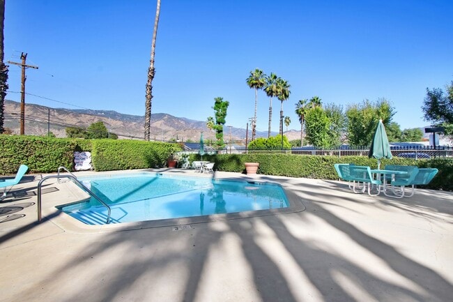 Building Photo - Beautiful 2 bedroom 1 Bath Unit