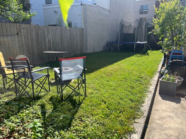 MAssive yard - 807 S 17th St