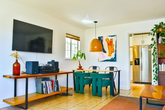 Building Photo - 565 Madrona St