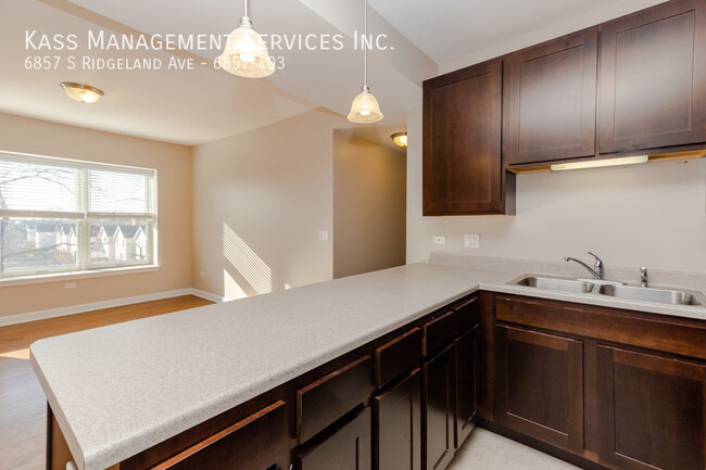 Building Photo - Jaw Dropping 3bed! Laundry On Site, Hardwo...