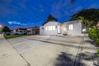 Building Photo - 2729 SW 18th St