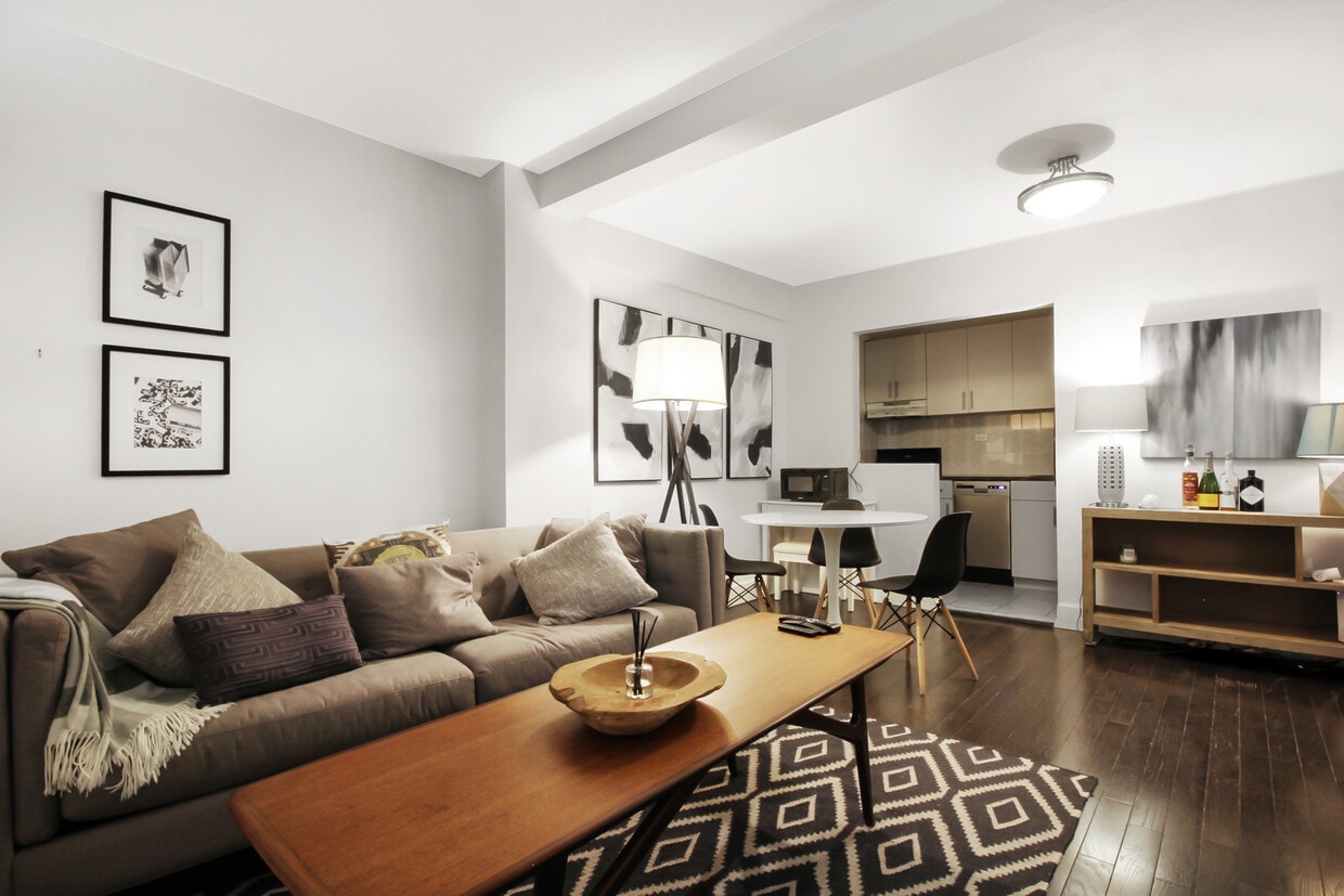 Foto principal - 210 E 47th St