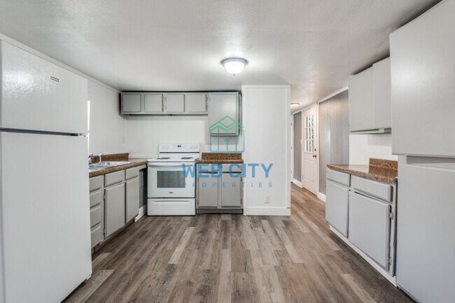 Foto del edificio - 15391 Flud Rd