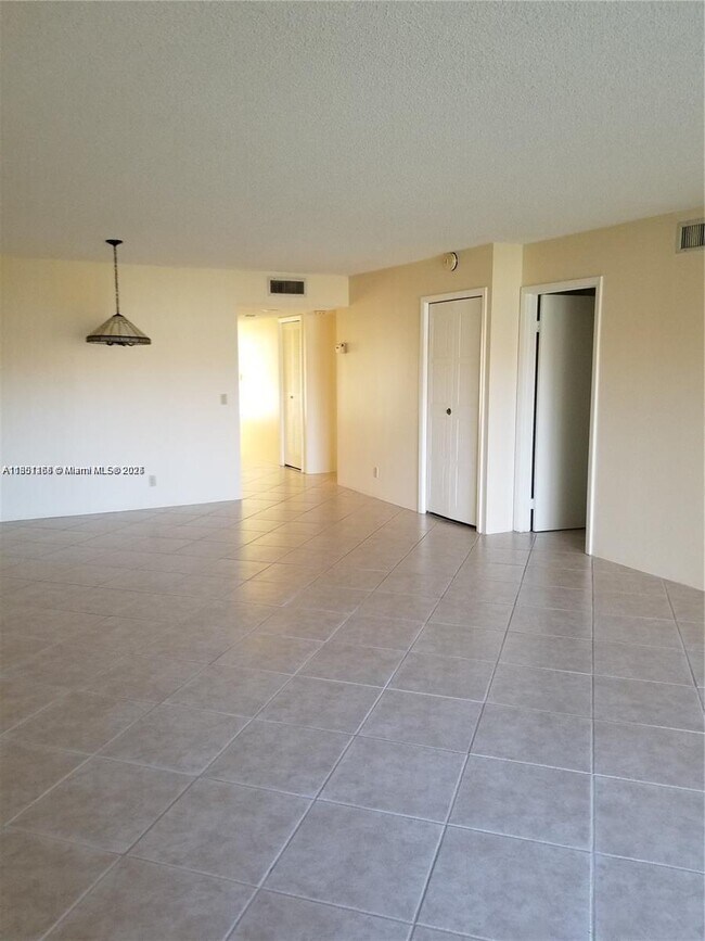 Building Photo - 369 Lakeview Dr