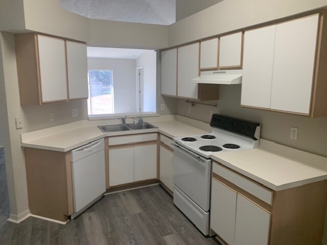 Building Photo - 3004 Summer House Dr