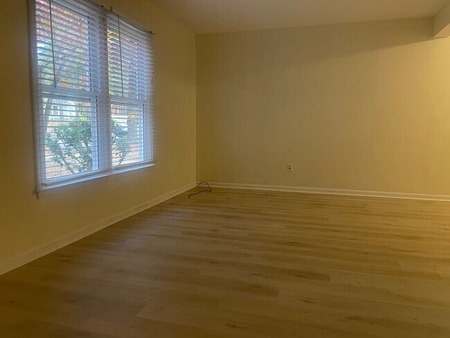 Building Photo - Charming 3BD, 2.5BA North Raleigh Townhome...