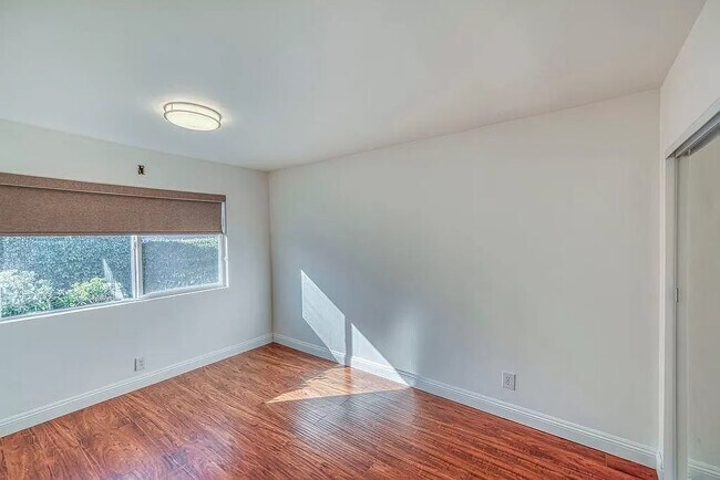Building Photo - 1588 W 36th St