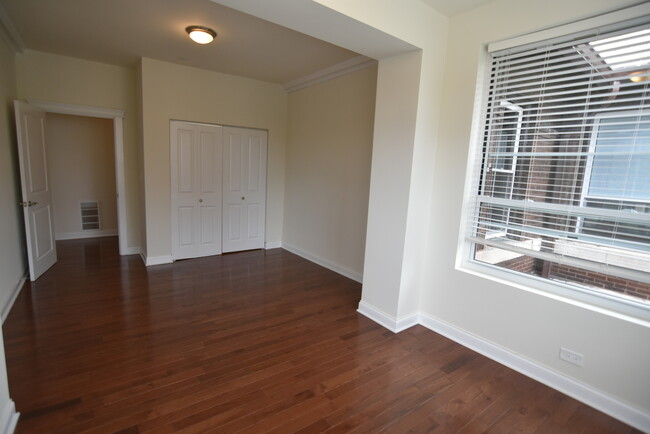 Foto del edificio - 3802 N Pine Grove Ave