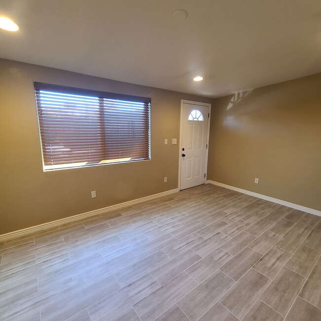 Living room (Virw 2) - 3011 E Blacklidge Dr