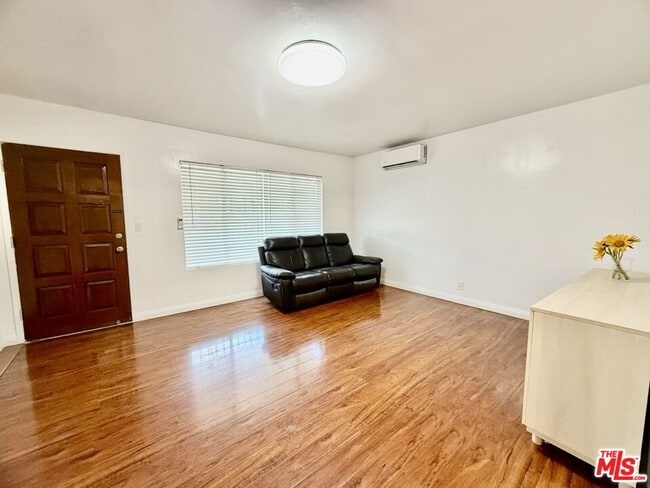 Building Photo - 2328 Pine St