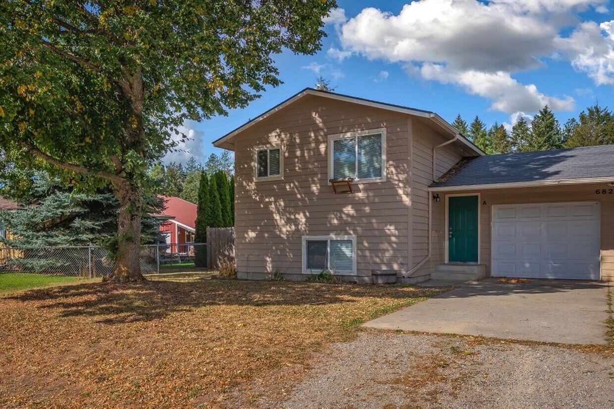 Primary Photo - 2 bed 1.5 townhome with fenced yard