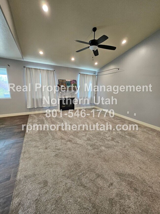 Building Photo - 3 Bedroom 2 Bath Duplex in Perry Now Avail...