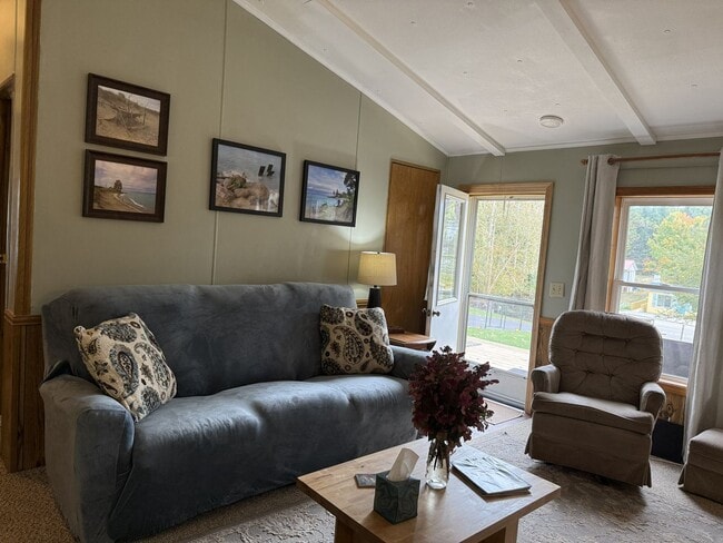 Building Photo - Rare Seasonal Frankfort Find-Fully Furnished!
