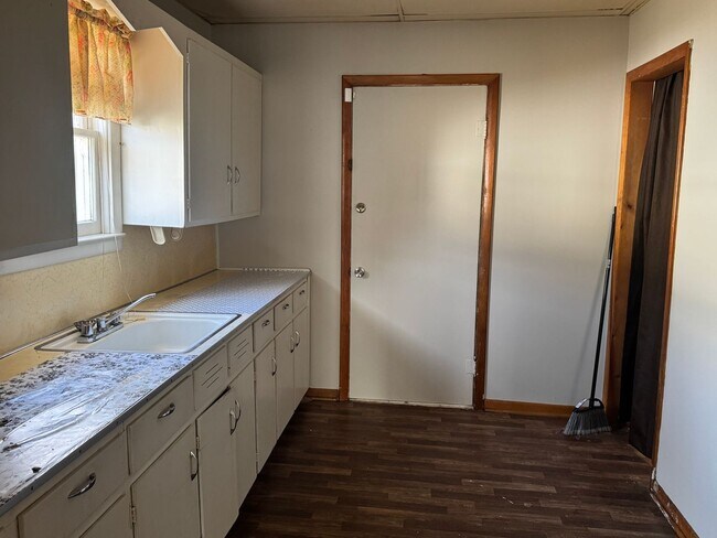 Building Photo - Great bones, great location