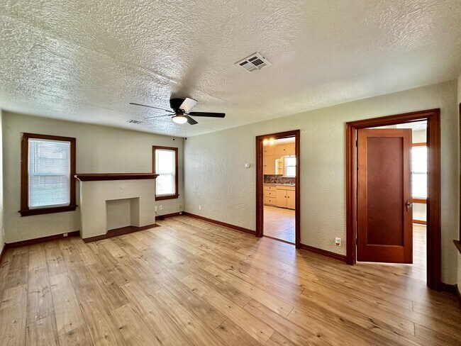 Building Photo - 3 Bedroom